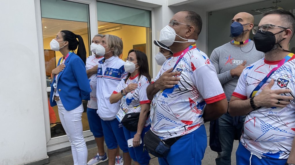 Puertorriqueños izan la monoestrellada en hotel sede 