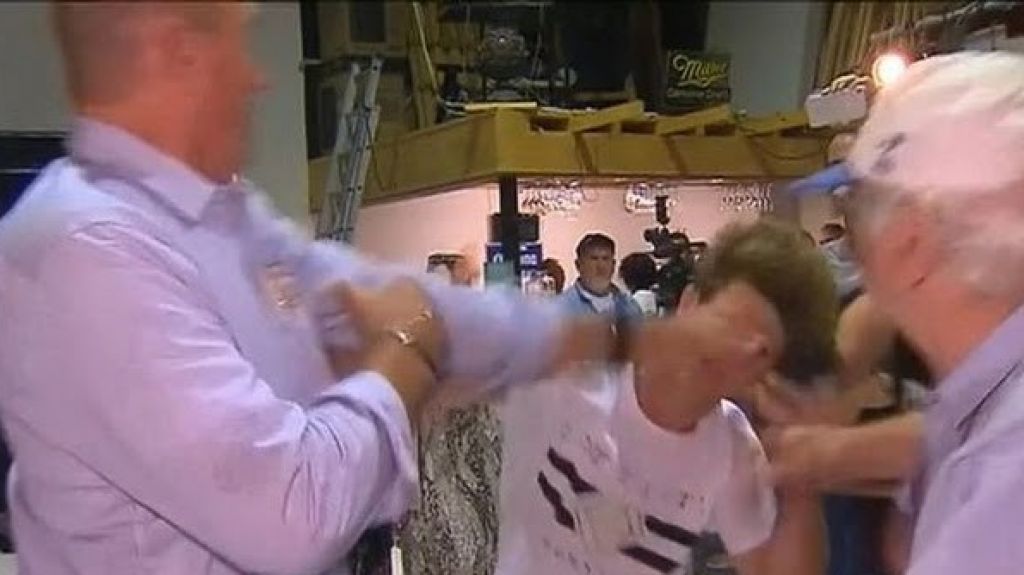  Video: Joven de 17 a&ntilde;os le &ldquo;mete sendo huevazo&rdquo; a un senador australiano 