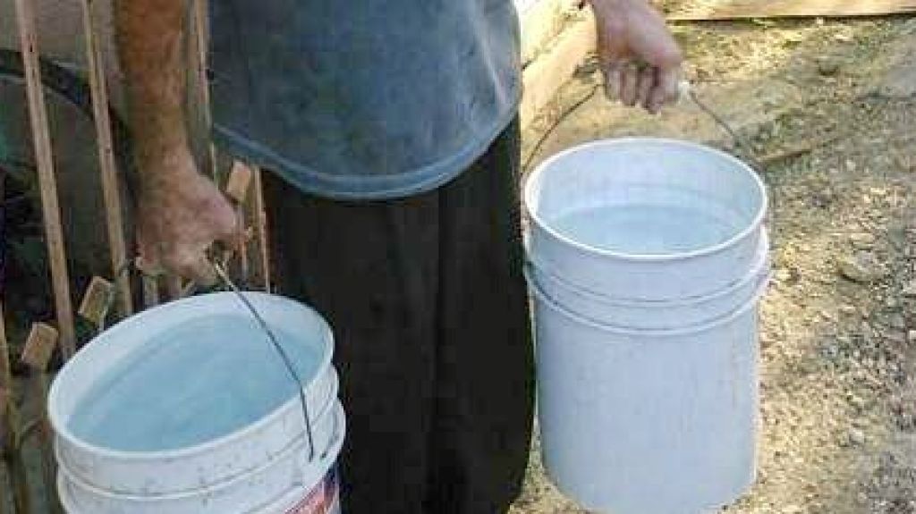  Angustiados vecinos del Barrio J&aacute;jome Bajo en Cayey por inacci&oacute;n de la AAA 