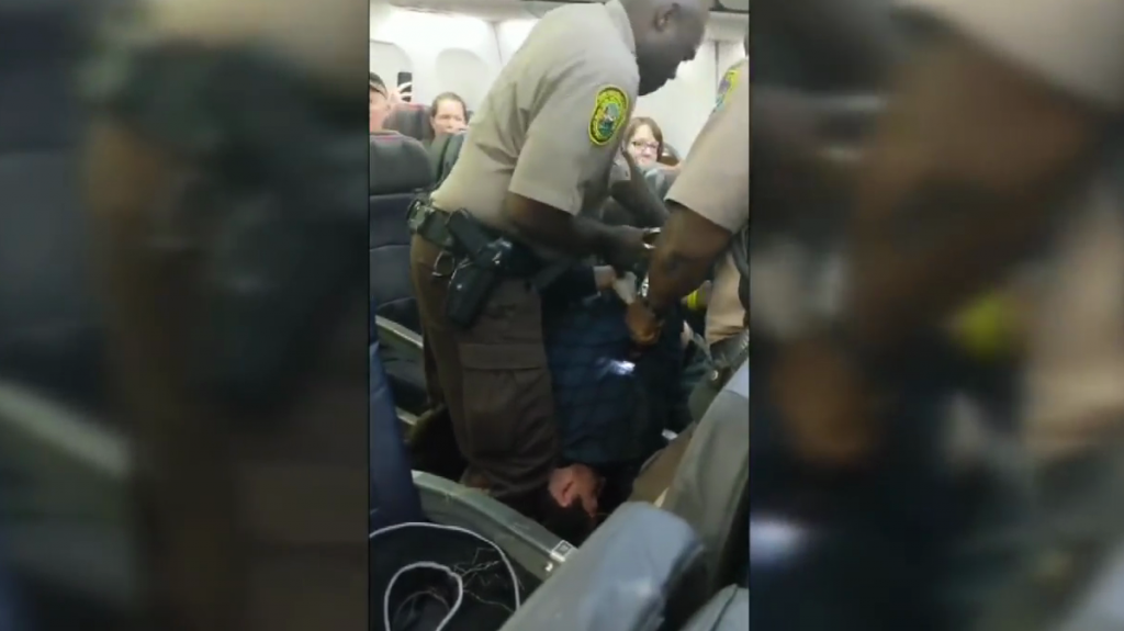  VIDEO: Polic&iacute;as usan una pistola el&eacute;ctrica para sacar a un hombre de un avi&oacute;n en Miami 