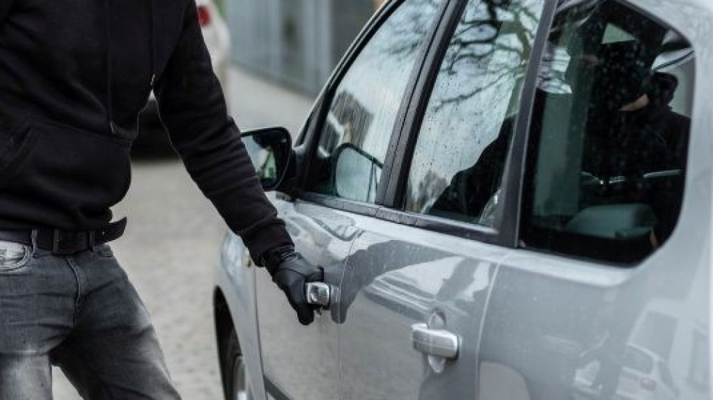  Roban arma y 1,300 d&oacute;lares de un carro en Camuy 