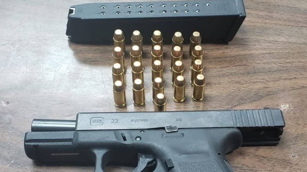  Arrestan en la 65 de infanter&iacute;a conductor con un arma de fuego 