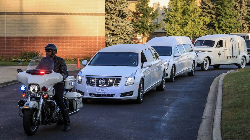  Aretha Franklin se despide con un vestido dorado y en un Cadillac blanco 