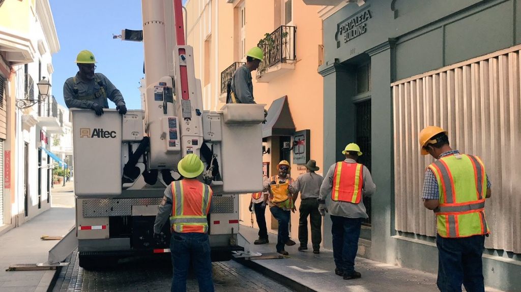 Asegura llegan mÃ¡s brigadas y materiales para el restablecimiento de la red energÃ©tica