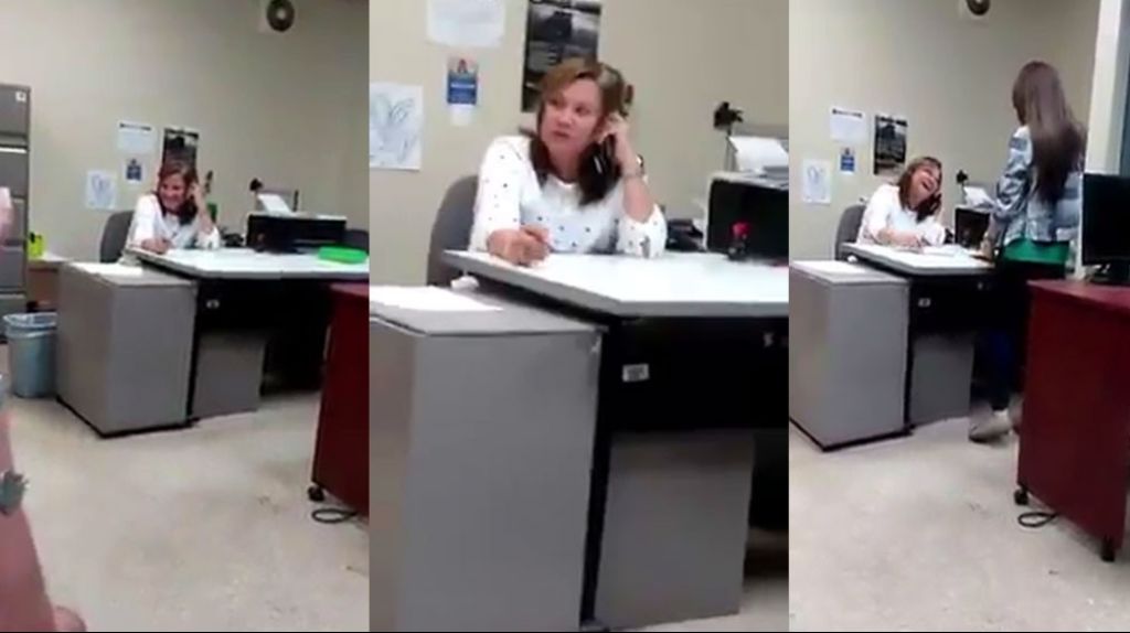  Ciudadano capta empleada de CESCO “pegaaa” al celular, mientras atiende publico 