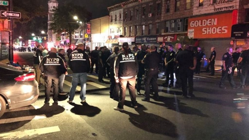  Dos polic&iacute;as baleados y otro acuchillado en el cuello en Nueva York 