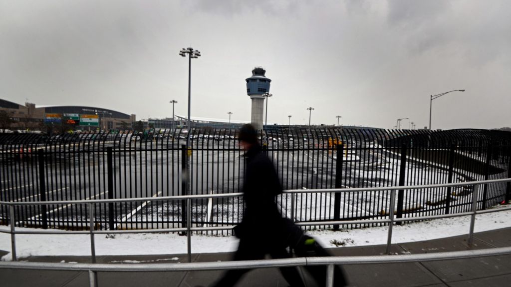  Un avi&oacute;n aterriza de emergencia en Nueva York por humo en la cabina 