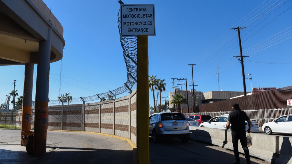  Agente latino de CBP es acusado de fuerza irrazonable en puerto de entrada 