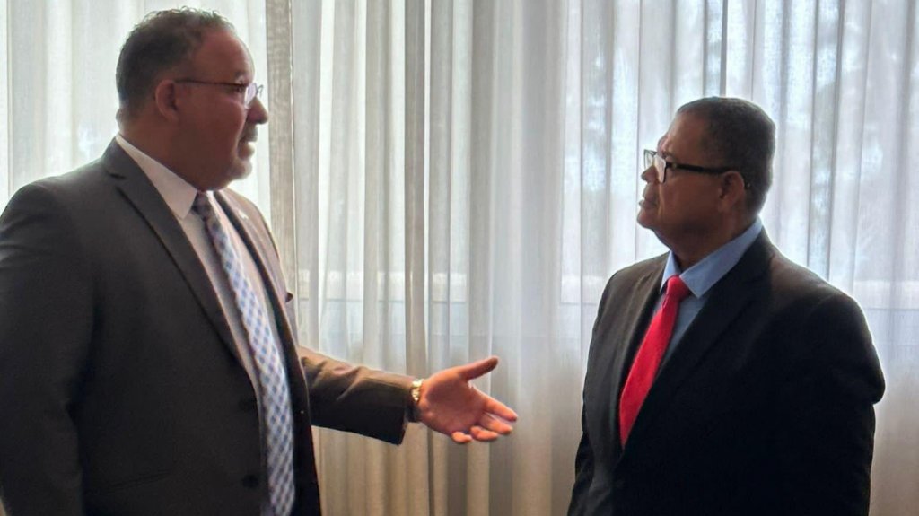  Asociación de Maestros dialoga con Secretario de Educación de EE.UU. sobre descentralización educativa 