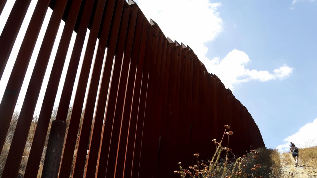  Recurren al Supremo para detener la construcci&oacute;n del muro de Trump 