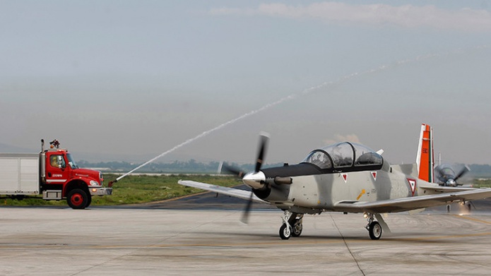 Un aviÃ³n se estrella en la Feria Aeroespacial en una base militar de MÃ©xico