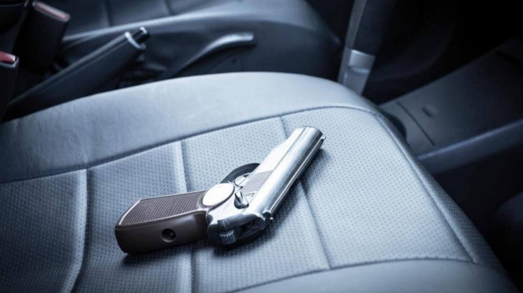  Abren puerta de un auto y se llevan la pistola que hab&iacute;a en el interior 