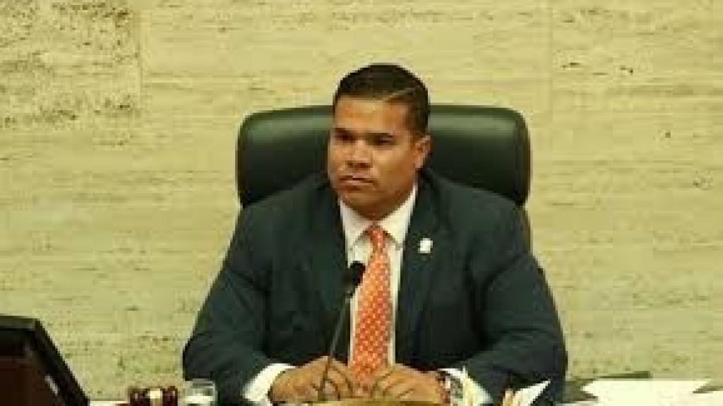  Representante Memo Gonz&aacute;lez le sale al paso a senador Eduardo Bhatia 