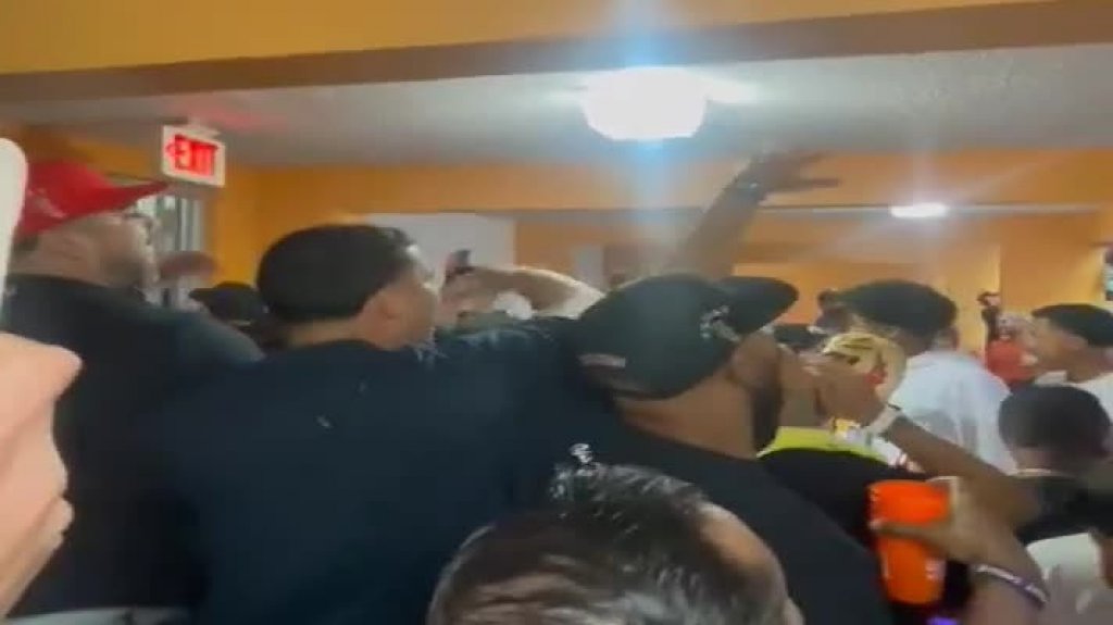  Video:Altercado entre fanáticos de Carolina y jugador de los Vaqueros 