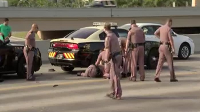  Video: PolicÃ­as en Miami corren auxiliar a su compaÃ±ero herido 
