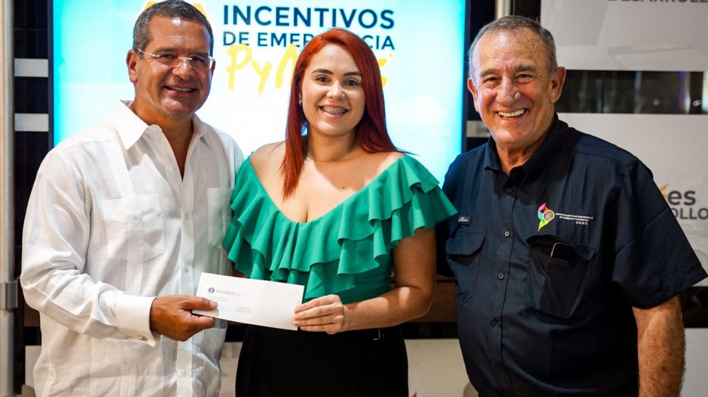  Gobierno entrega incentivos a peque&ntilde;os y medianos comercios afectadas por hurac&aacute;n Fiona 