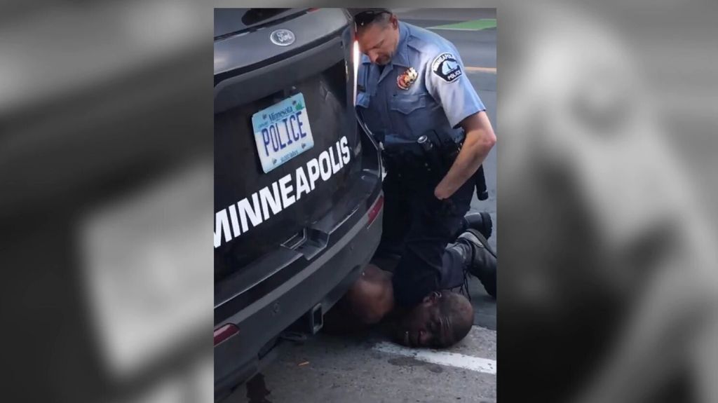  Viral video de agente de la polic&iacute;a que asfixia a un arrestado hasta que muere 