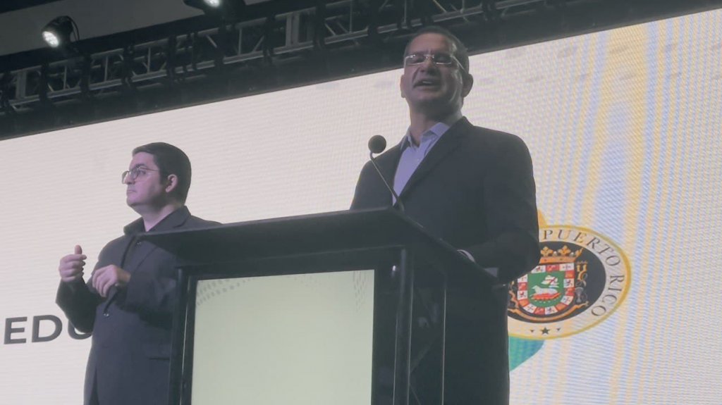  Gobernador cambia estatus de plazas a 1,800 maestros 