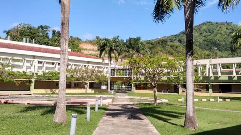  Se reporta manifestaci&oacute;n en escuela vocacional de Utuado 
