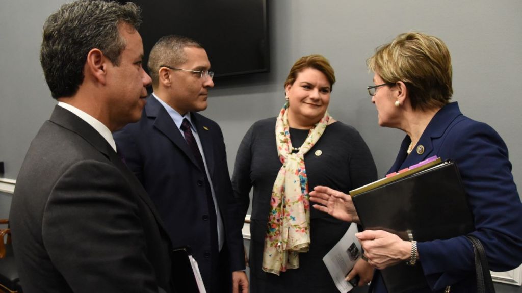  Jenniffer Gonz&aacute;lez presenta legislaci&oacute;n para mejores servicios m&eacute;dicos y reclutamiento de veteranos 