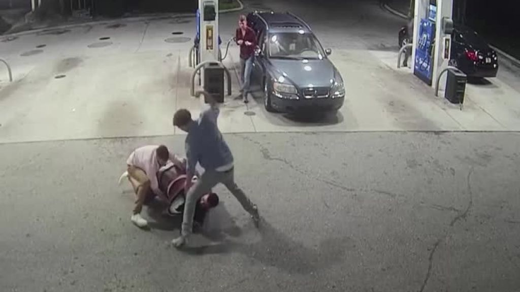  Video: Intento asaltar a 4 j&oacute;venes en Florida pero lo que recibi&oacute; fue una golpiza 