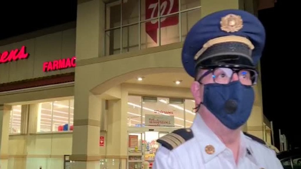  Video: Hombre llega con un Machete y roba 6 perfumes en Walgreens de Caguas 