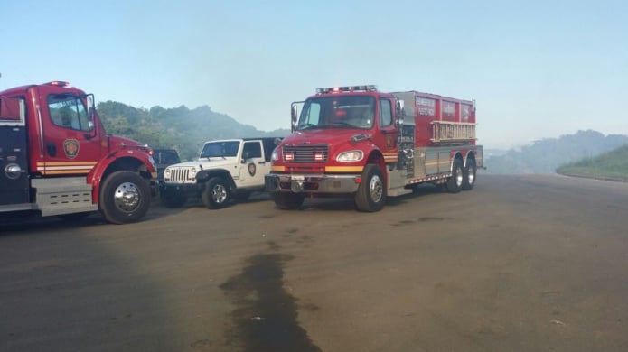BOMBEROS REDOBLAN ESFUERZOS PARA SOFOCAR INCENDIO EN VERTEDERO DE GUAYNABO