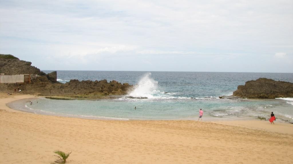  Muere ahogado uno de tres hermanos arrastrados por el mar en Poza del Obispo en Arecibo 