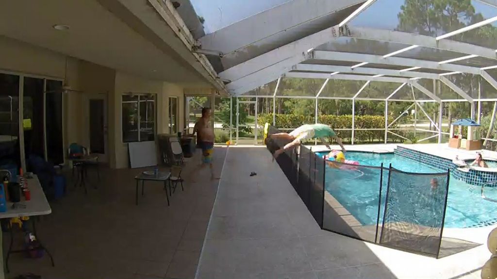  En video momento en que un hombre en Florida salta a una piscina para rescatar a su bebe de un a&ntilde;o 