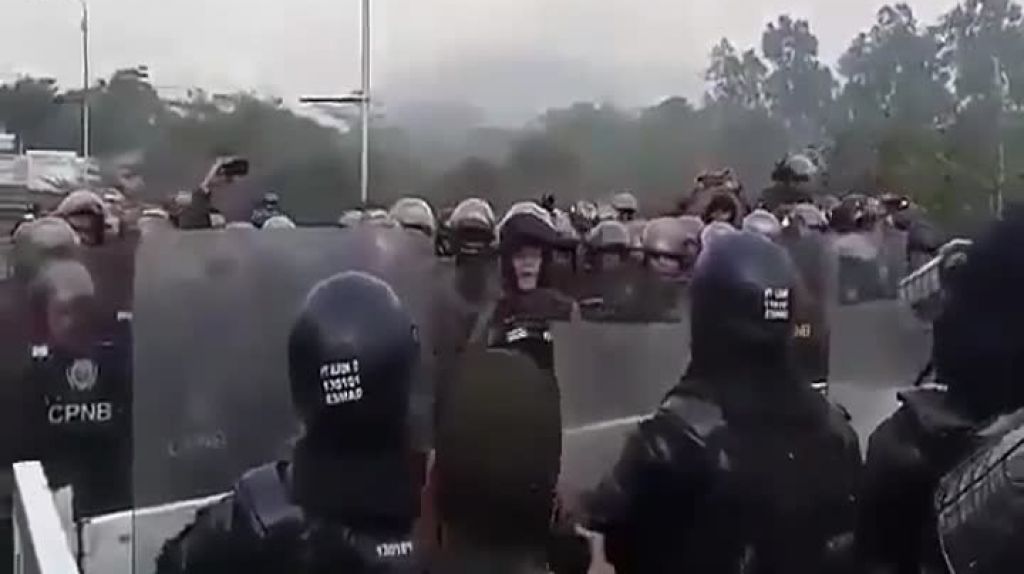  Video: Tensi&oacute;n en Venezuela enfrentamientos verbales entre guardias venezolanos y colombianos 