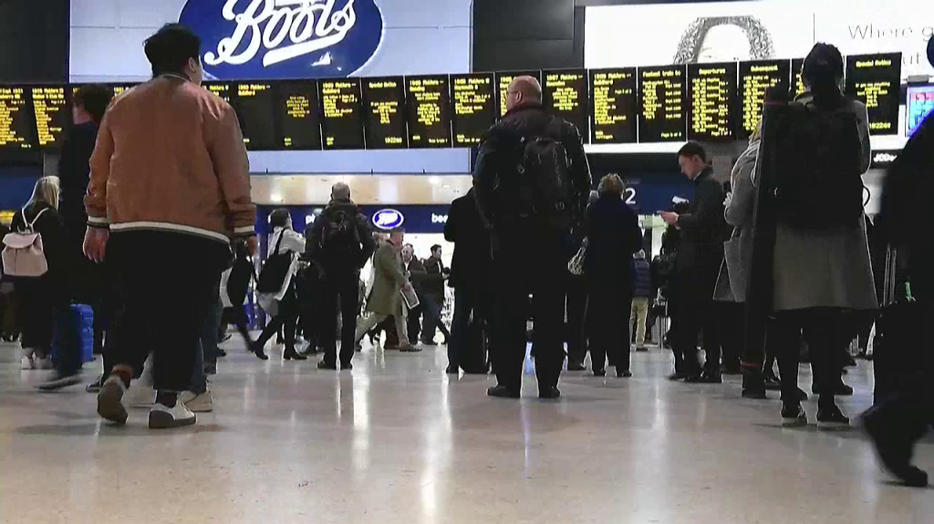  Video: Autoridades investigan tres paquetes con explosivos detectados en Londres 