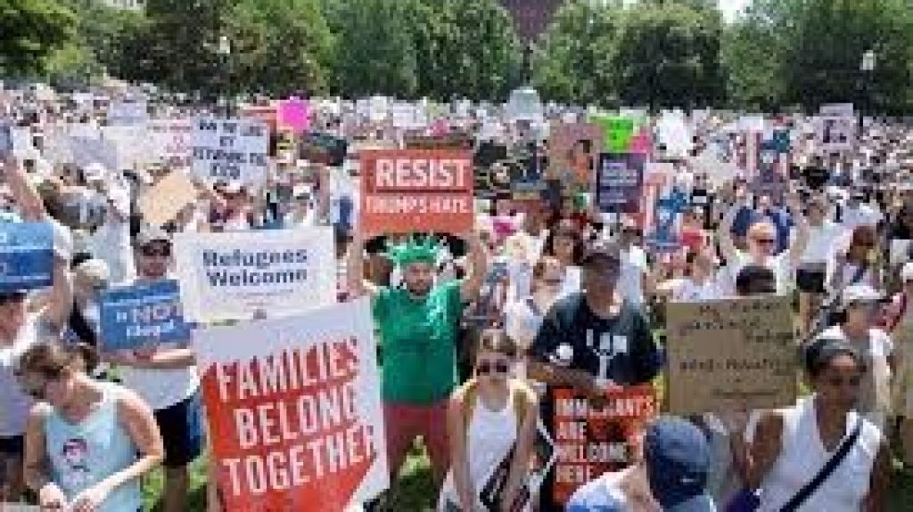  Vea video: Decenas de miles claman en EE.UU. contra la pol&iacute;tica migratoria de Trump 