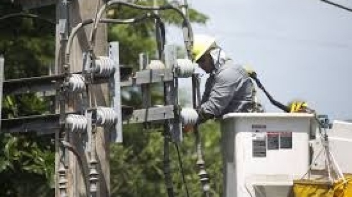 Denuncian que AEE concentra sus trabajos en la zona metropolitana mientras siguen a oscuras otros pueblos de la isla