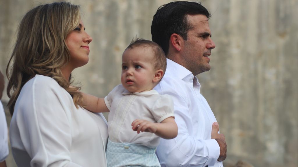  Rossell&oacute; y primera dama visitan residencial en programa Fortaleza para Ti 