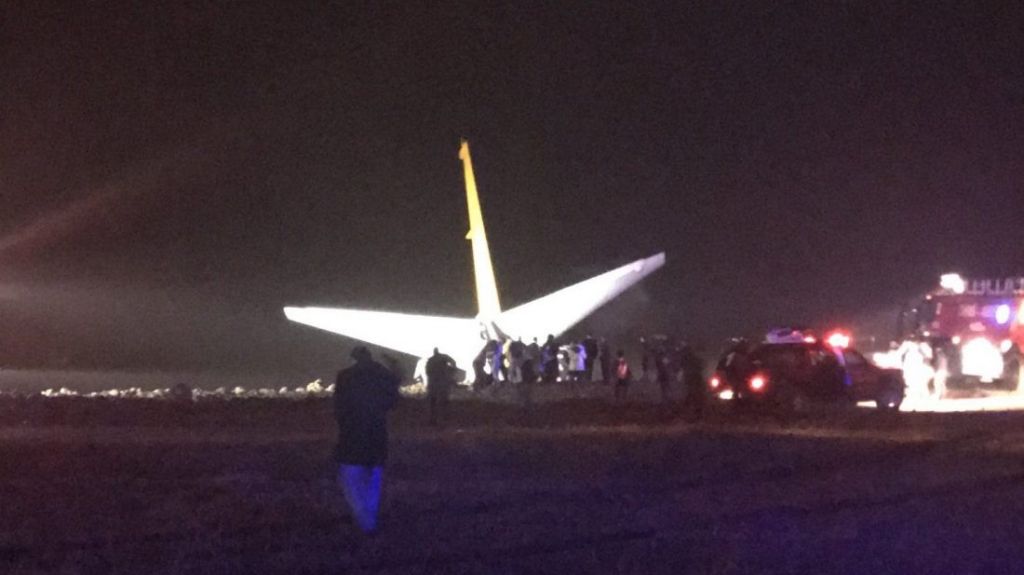  FOTO: Un avi&oacute;n de pasajeros se sale de la pista al aterrizar en Turqu&iacute;a 