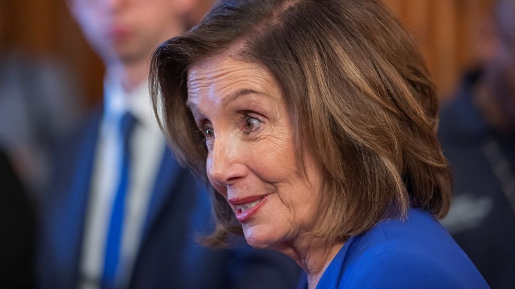  Pelosi se queja de que Trump est&aacute; jugando y la gente se muere de COVID-19 