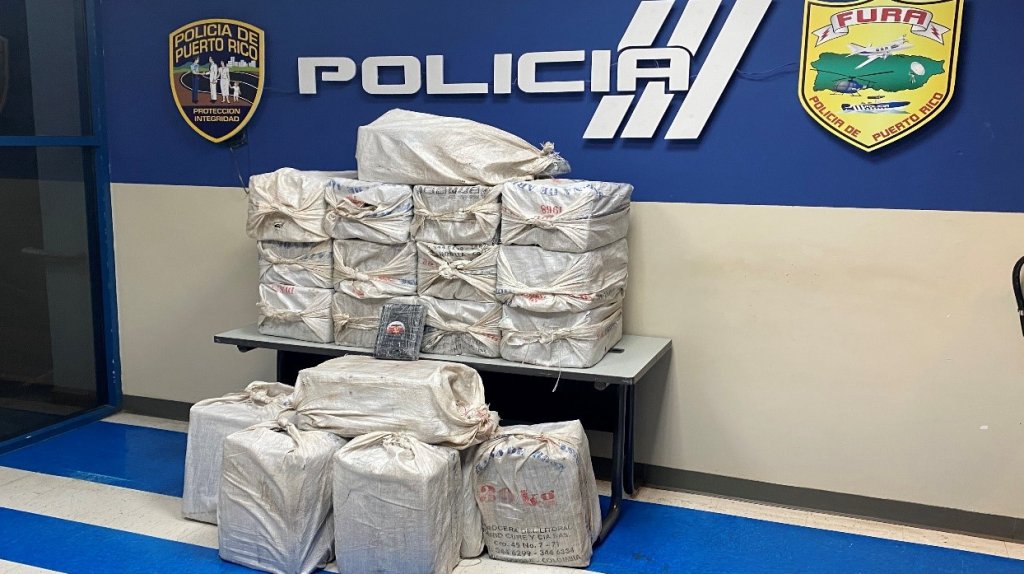  Polic&iacute;a incauta cargamento de coca&iacute;na valorado en $6.4 millones y arrestan a dos personas 