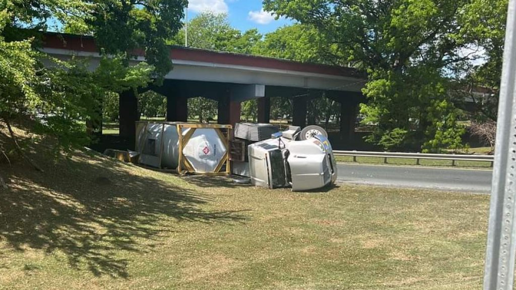  Avenida Kennedy cerrada tras cami&oacute;n de gasolina volcado 