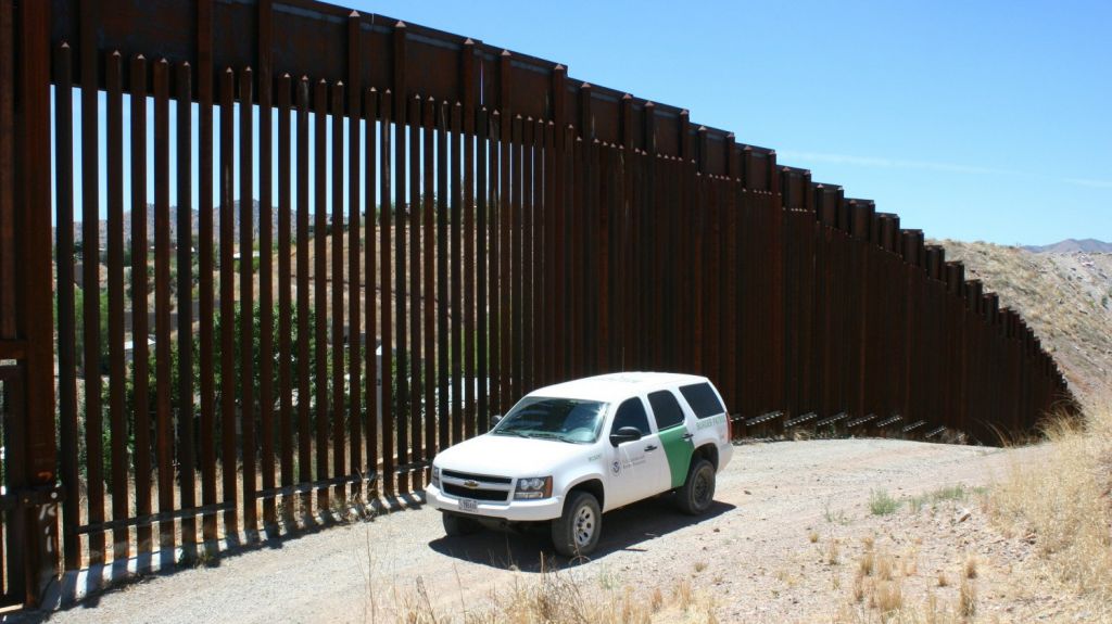  Muere indocumentada embarazada al intentar saltar muro fronterizo 