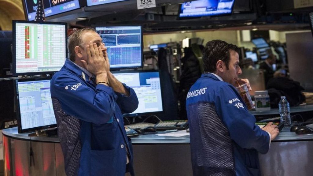  Se desploman los mercados: El &iacute;ndice Dow Jones pierde m&aacute;s de 1.500 puntos 