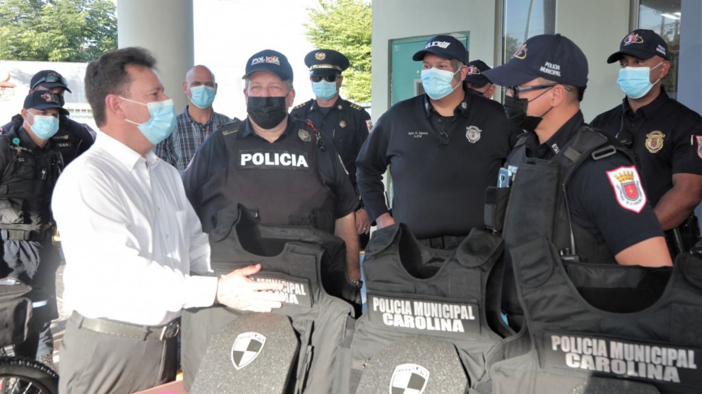  Polic&iacute;a municipal de Carolina recibe 77 chalecos antibalas y nuevos veh&iacute;culos para patrullaje 