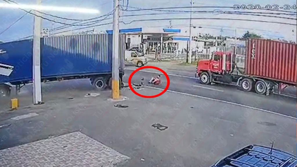  Video: Conductor "vuelve a nacer" luego que chocara con un cami&oacute;n que aplast&oacute; su motora 
