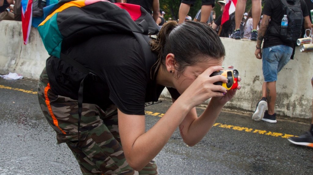  Periodista puertorrique&ntilde;a publica libro de fotos tomadas con c&aacute;maras desechables durante las protestas que sacaron a Rossell&oacute; Nevares de la gobernaci&oacute;n 