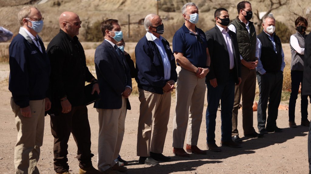  Republicanos van a la frontera para presionar a Biden en plena ola migratoria 