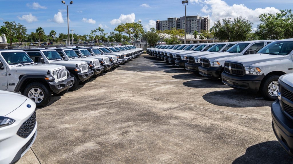  Gobernador hace entrega de flota de veh&iacute;culos y equipos al personal del DTOP y la ACT 