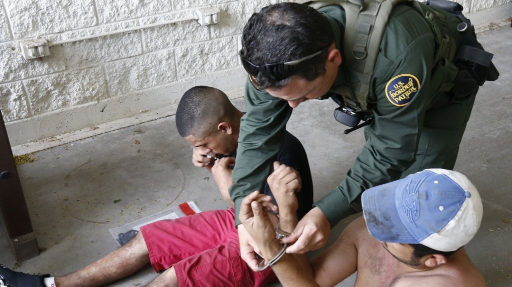  ICE confirma 220 casos de COVID-19 entre inmigrantes detenidos 