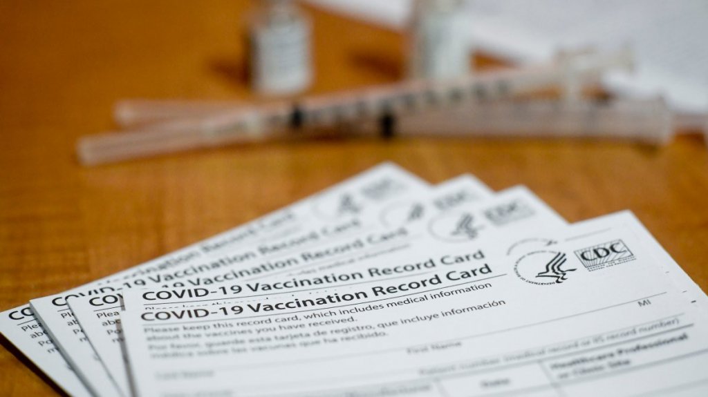  Desde hoy basta con presentar tarjeta de vacunación con serie completada para entrar a la isla 