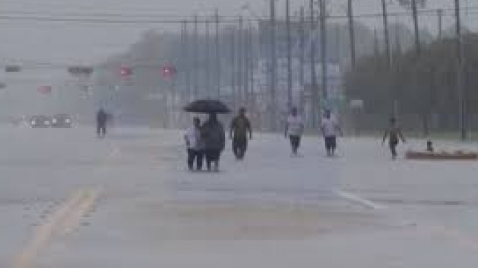 Video: La tormenta Harvey cumple su amenaza destructiva