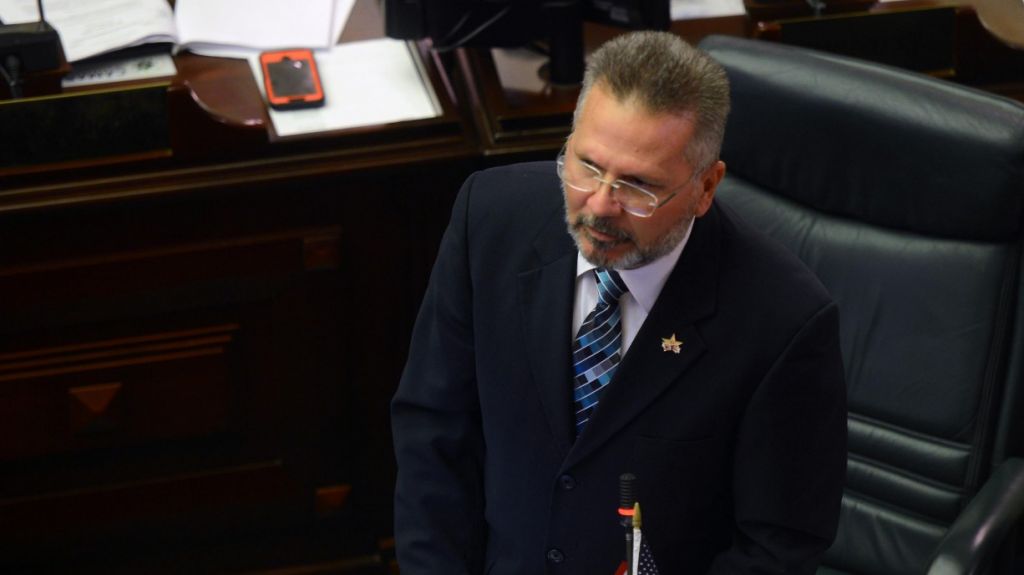  Cuestionan liderato de H&eacute;ctor Ferrer ante avalancha de retadores 