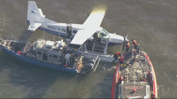 Video: AviÃ³n con 10 personas a bordo acuatiza de emergencia en rio de Manhattan